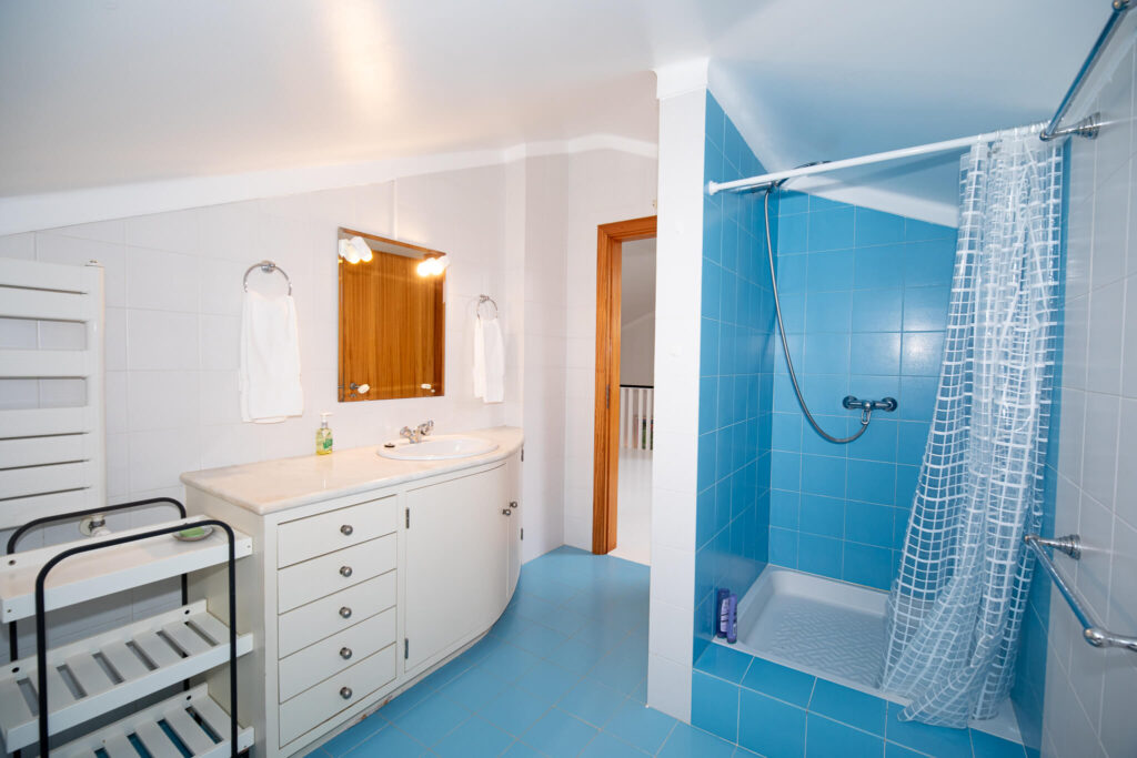 shared bathroom -1st floor